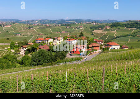 Avis de vignobles et d'un petit village près de l'arrière-plan sur le Barolo, Piémont, Italie du Nord. Banque D'Images