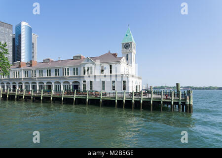 New York, NY, USA - Juin 06, 2015 : la jetée A Harbor House avec restaurant situé au bord de la rivière Hudson à Battery Park, le Lower Manhattan. Skyscrape moderne Banque D'Images