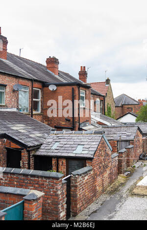 Dépendances et cour arrière fermée à l'arrière des maisons en terrasse dans la région de Whaley Bridge, Derbyshire. Lorsque construit à l'origine, généralement au 19e siècle Banque D'Images