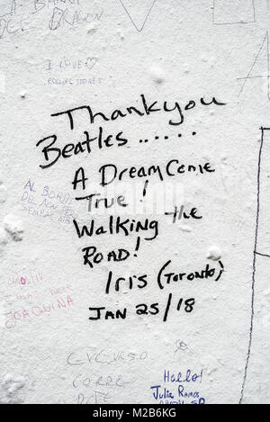 Des messages à la Beatles écrit sur le mur par les fans à l'extérieur des studios Abbey Road, Londres, Royaume-Uni. Banque D'Images