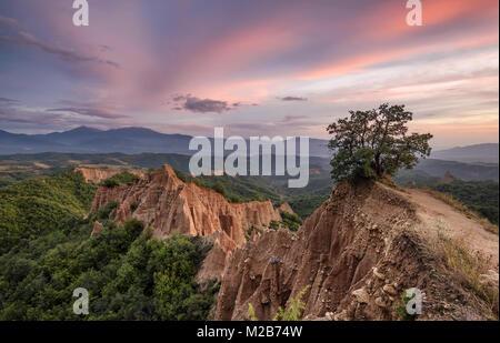 Magnifique coucher de soleil sur les pyramides de sable près de la ville de Melnik, Bulgarie Banque D'Images