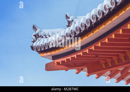 Belle image de saison hiver coin de la Pagode rouge au temple Kiyomizu-dera recouverte de neige blanche avec fond de ciel bleu à Kyoto, Japon. Banque D'Images