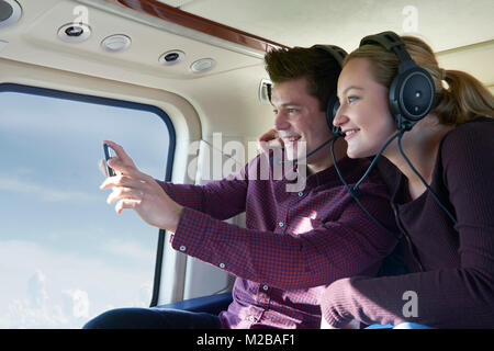 Couple en vacances prenant tour en hélicoptère Banque D'Images