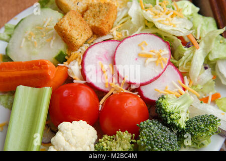 accompagnement de salade vert avec une variété de légumes près haut Banque D'Images