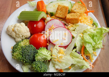 accompagnement de salade vert avec une variété de légumes près haut Banque D'Images