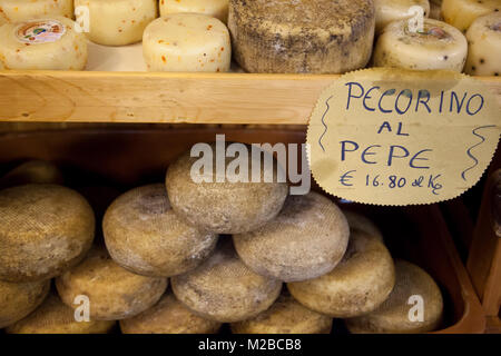 Dans le pecorino de Pienza,boutique,Toscane,Italie Banque D'Images