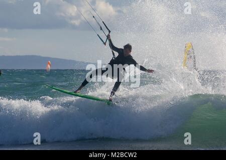 Kitesurfer sur la plage de Los Lances, Tarifa, Espagne Banque D'Images