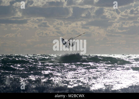 Kitesurfer sur la plage de Los Lances, Tarifa, Espagne Banque D'Images