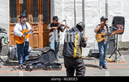 Quito, Équateur, le 17 décembre 2017 : La musique de spectacles de rue dans le centre historique de Quito, Équateur Banque D'Images