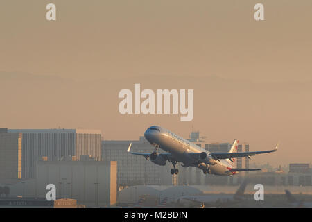 American Airlines Airbus A321 décollant de la piste 25 gauche à l'Aéroport International de Los Angeles, LAX, tôt le matin. Californie, USA. Banque D'Images