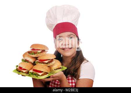 Happy little girl cook avec des hamburgers sur la plaque Banque D'Images