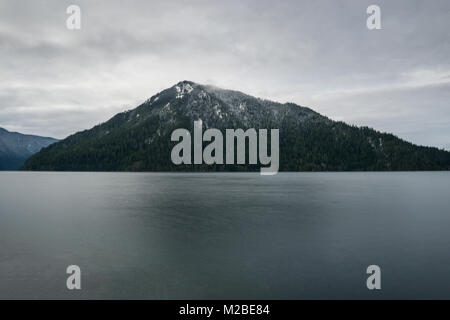 Le lac et la montagne solitaire Banque D'Images