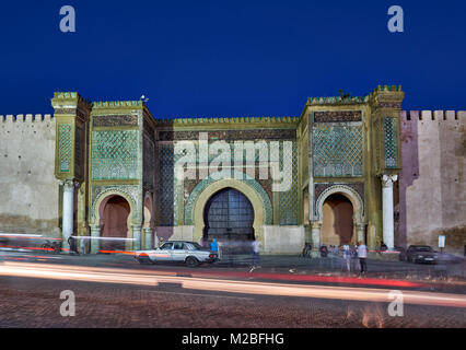 Photo de nuit éclairé de la porte Bab Mansour, Meknès, Maroc, Afrique Banque D'Images