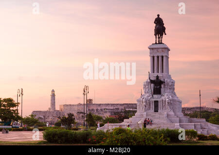 Statue de Máximo Gómez à Parques Martires del 71 Faro avec Castillo del Morro phare et Castillo de los Tres Reyes Magos del Morro. Banque D'Images