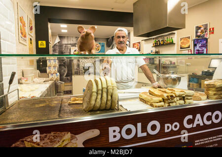 MADÈRE Funchal MADÈRE MADÈRE Homme fabriquant et vendant du pain traditionnel de madère à l'ail et à la viande Bolo do caco dans le centre-ville de Funchal Funchal Banque D'Images