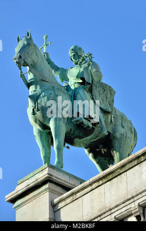 Paris, France. Montmartre. Statue du Roi Louis IX sur la façade de l'Sacre-Coeur Banque D'Images