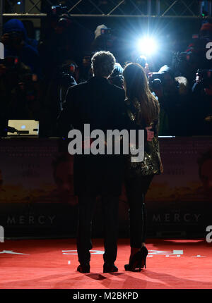 Colin Firth et sa femme Livia Giuggioli participant à la Miséricorde premiere tenue au Curzon Mayfair, Londres. Banque D'Images