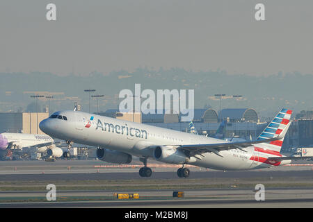 American Airlines Airbus A321 décollant de la piste 25 gauche à l'Aéroport International de Los Angeles, tôt le matin, en Californie, USA. Banque D'Images