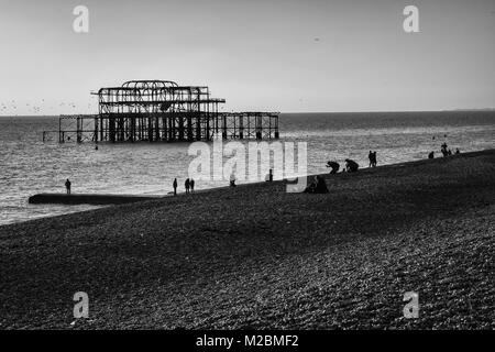 L'ancienne jetée de Brighton qui est maintenant juste un shell. Tourné en noir et blanc en hiver Banque D'Images