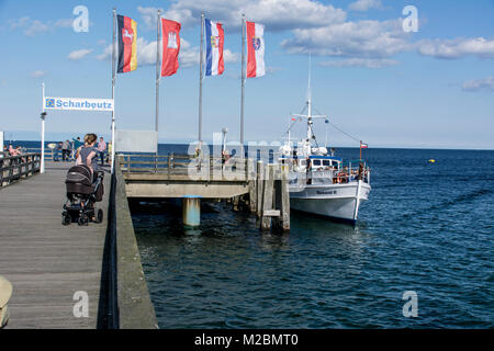 Scharbeutz an der deutschen Ostseeküste mit dem Anleger des Rundfahrtbootes Banque D'Images