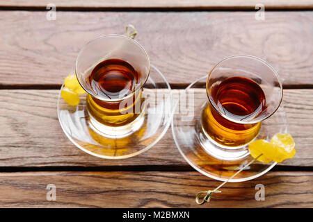 Deux tasses de thé turc traditionnel sur une table dans un café de la rue à Istanbul, Turquie. Banque D'Images