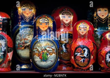 La Russie. Saint Petersburg. Babouchkas, matrioshka en vente. Poupées Russes d'emboîtement de souvenirs. Banque D'Images