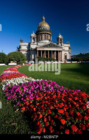 La Russie. Saint Petersburg. La Cathédrale de Saint Isaac et de jardins. Banque D'Images