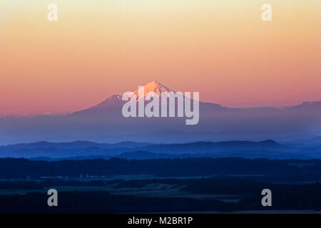 Nouvelle Zélande, île du Nord, New Plymouth, vue sur le Mont Taranaki ou Mont Egmont. Banque D'Images