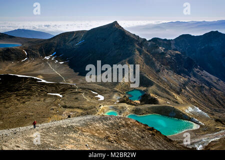 Nouvelle Zélande, île du Nord, Whakapapa, Parc National de Tongariro, femme trekking. Vue sur les lacs d'Émeraude et le lac bleu. L'Unesco, site du patrimoine mondial. Banque D'Images