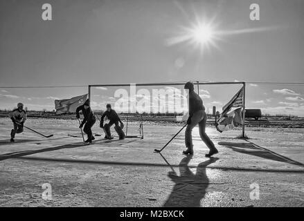 Pond Hockey sur une ferme en Ontario,CanadaUSA, quatre hommes jouer au hockey sur glace Banque D'Images