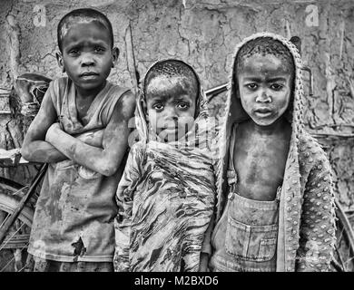 Trois enfants massaïs en noir & blanc en Tanzanie, l'Afrique dans la région de Kilimandjaro Banque D'Images