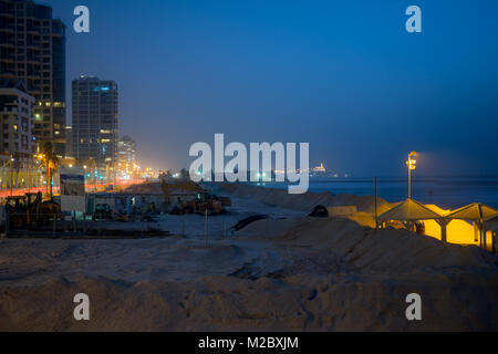 TEL-AVIV, ISRAEL - le 18 janvier 2018 : Vue de la plage dans une soirée d'hiver, avec la vieille ville de Jaffa dans l'arrière-plan. Tel Aviv, Israël Banque D'Images