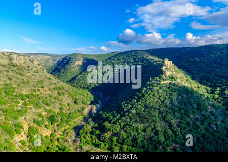 Vue sur les vestiges de la Roque-Gageac, et flux Kziv paysage, dans la région de la Haute Galilée dans le nord d'Israël Banque D'Images