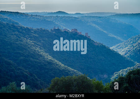 Vue sur les vestiges de la Roque-Gageac, et flux Kziv paysage, dans la région de la Haute Galilée dans le nord d'Israël Banque D'Images