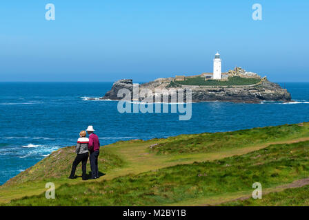 Les touristes au phare de godrevy.st ives bay, Cornwall, Angleterre, Grande-Bretagne, Royaume-Uni. Banque D'Images