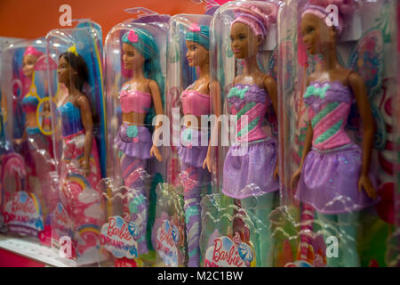 Un assortiment de différentes poupées Barbie Mattel à l'emplacement de Toys R Us de Times Square à New York, le vendredi 2 février 2018. Mattel a récemment déclaré au quatrième trimestre, les ventes, la saison de vacances, qui ont manqué aux attentes des analystes.(Â© Richard B. Levine) Banque D'Images