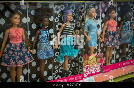 Un assortiment de différentes poupées Barbie Mattel à l'emplacement de Toys R Us de Times Square à New York, le vendredi 2 février 2018. Mattel a récemment déclaré au quatrième trimestre, les ventes, la saison de vacances, qui ont manqué aux attentes des analystes.(Â© Richard B. Levine) Banque D'Images