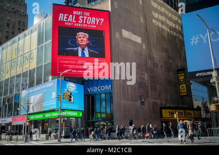 Un babillard électronique à Times Square à New York le lundi 5 février 2017 par le comité pour défendre le président (anciennement Arrêter Hillary CIP) le châtie pour médias ne couvrant pas le l'enquête d'Hillary Clinton a campaign finance stratagème de blanchiment d'argent. La publicité utilise l'expression populaire du président 'fausse news'. (© Richard B. Levine) Banque D'Images