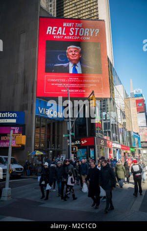 Un babillard électronique à Times Square à New York le lundi 5 février 2017 par le comité pour défendre le président (anciennement Arrêter Hillary CIP) le châtie pour médias ne couvrant pas le l'enquête d'Hillary Clinton a campaign finance stratagème de blanchiment d'argent. La publicité utilise l'expression populaire du président 'fausse news'. (© Richard B. Levine) Banque D'Images