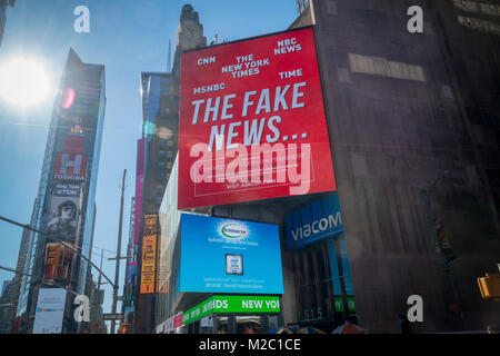 Un babillard électronique à Times Square à New York le lundi 5 février 2017 par le comité pour défendre le président (anciennement Arrêter Hillary CIP) le châtie pour médias ne couvrant pas le l'enquête d'Hillary Clinton a campaign finance stratagème de blanchiment d'argent. La publicité utilise l'expression populaire du président 'fausse news'. (Â© Richard B. Levine) Banque D'Images