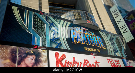 La publicité pour les Studios Marvel film 'Black Panther' sur un écran numérique géant à Times Square à New York le lundi, Février 5, 2018. Le film, basé sur un super-héros Marvel Comics est prévue pour le 16 février 2018. (Â© Richard B. Levine)