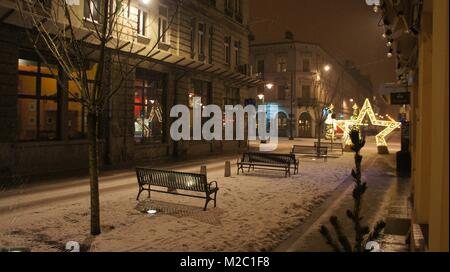 Arbre de Noël et Santa's chair. Le mardi 6 février 2018, décor sur la rue Piotrkowska à Lodz. Banque D'Images