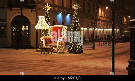 Arbre de Noël et Santa's chair. Le mardi 6 février 2018, décor sur la rue Piotrkowska à Lodz. Banque D'Images