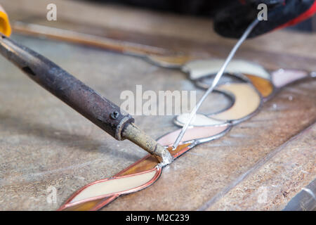 Vitraux bouilloire travaille avec des souvenirs colorés Banque D'Images