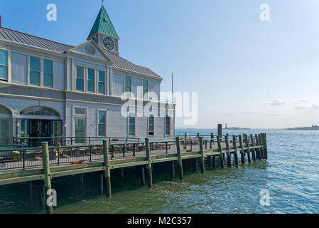 New York, NY, USA - Juin 06, 2015 : la jetée A Harbor House avec restaurant situé au bord de la rivière Hudson à Battery Park, le Lower Manhattan. Skyscrape moderne Banque D'Images