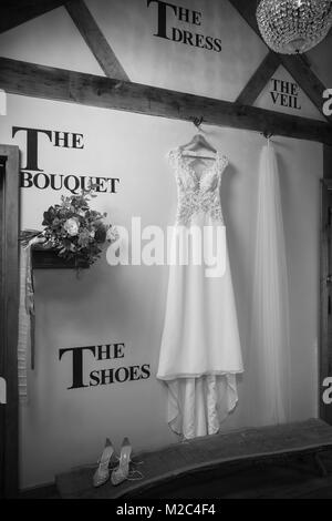 Robe de mariage de la mariée et accessoires prêt à porter suspendu, noir et blanc Banque D'Images