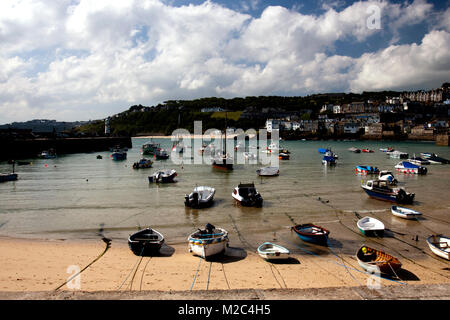 Les bateaux de pêche amarrés dans le port de St Ives, Cornwall Banque D'Images