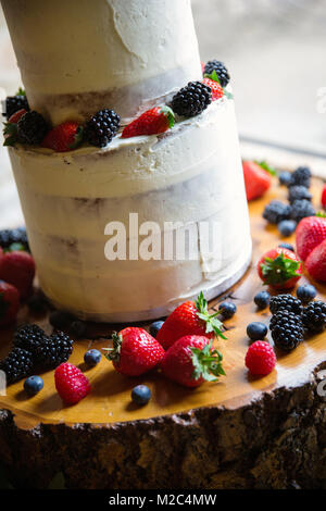 Fruits frais gâteau de célébration à plusieurs niveaux, close-up Banque D'Images