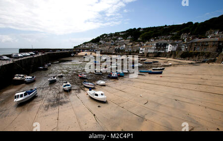 Bateaux amarrés dans le port de village de pêcheurs de Mousehole, Cornwall Banque D'Images