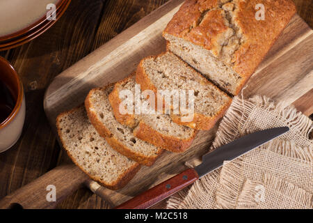 Vue de dessus de l'écrou de bananes en tranches de pain sur une planche à découper en bois Banque D'Images